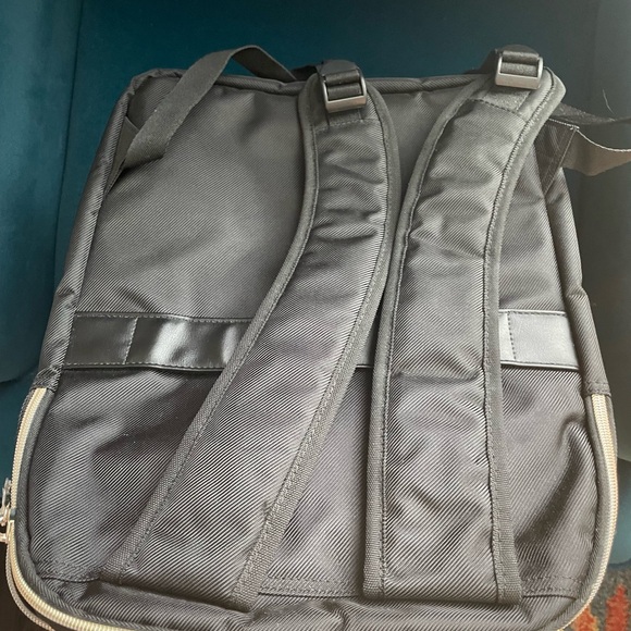 Kenneth Cole Reaction backpack - Picture 3 of 11